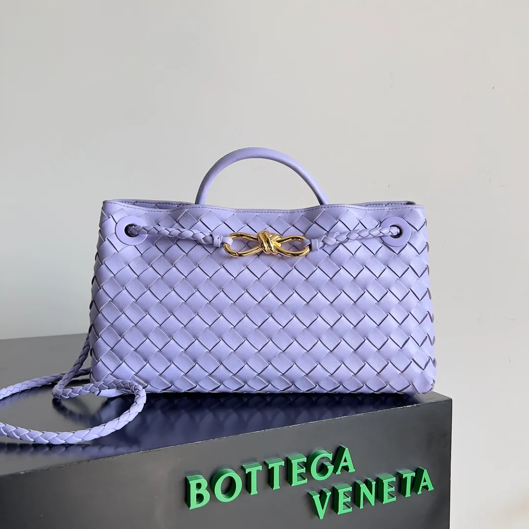 BV 1960 BV Lin Xinru, Ken Dou, Zhou Yutong, Zhu Zhu and other similar models, Andiamo Italian Let'go's new horizontal version design is more refined and elegant. The horizontal version presents a light and fashionable feeling that is more suitable for the body shape of Asian girls. The actual upper body is really awesome! Practicality and elegance coexist! 🉑️Carry it by hand, shoulder or crossbody, the law of true fragrance🥳 Style number: 754990 Size: 29*10*18